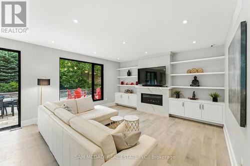 1112 Caldwell Avenue, Mississauga, ON - Indoor Photo Showing Living Room