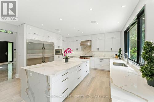 1112 Caldwell Avenue, Mississauga, ON - Indoor Photo Showing Kitchen With Upgraded Kitchen