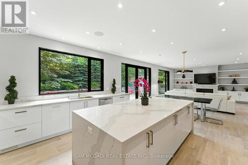 1112 Caldwell Avenue, Mississauga, ON - Indoor Photo Showing Kitchen With Upgraded Kitchen