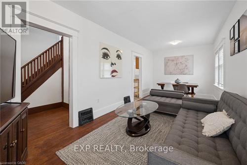 50 Walnut Street, Kitchener, ON - Indoor Photo Showing Living Room