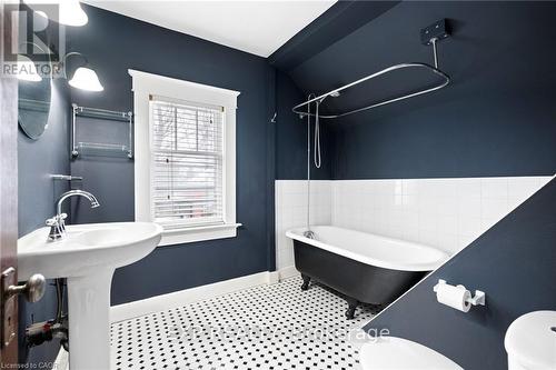 50 Walnut Street, Kitchener, ON - Indoor Photo Showing Bathroom