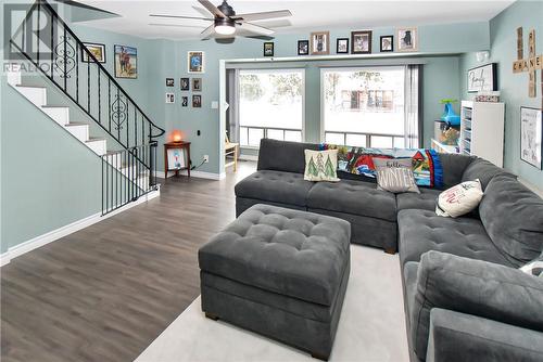 47 Second Ave, Coniston, ON - Indoor Photo Showing Living Room