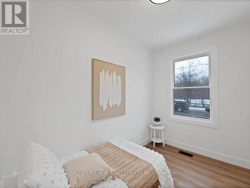 20 Hill Street, Hamilton, ON - Indoor Photo Showing Bedroom