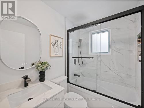 20 Hill Street, Hamilton, ON - Indoor Photo Showing Bathroom