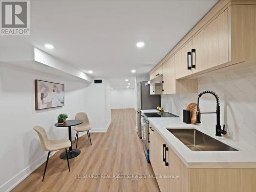 20 Hill Street, Hamilton, ON - Indoor Photo Showing Kitchen