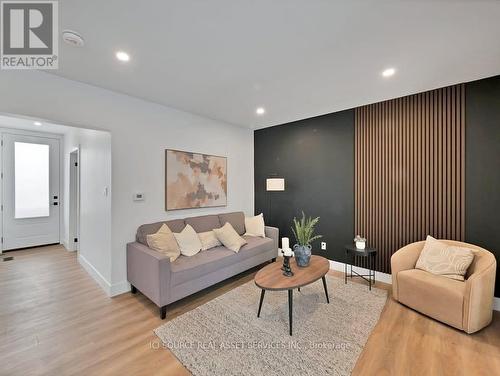 20 Hill Street, Hamilton, ON - Indoor Photo Showing Living Room