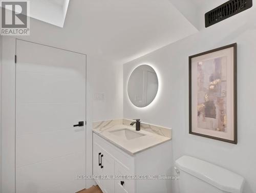 20 Hill Street, Hamilton, ON - Indoor Photo Showing Bathroom