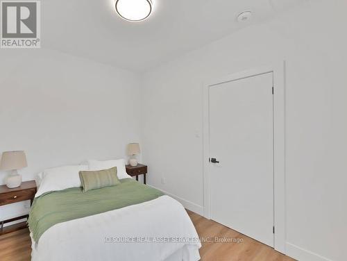 20 Hill Street, Hamilton, ON - Indoor Photo Showing Bedroom