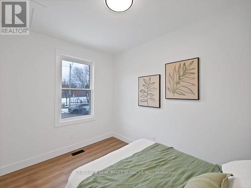 20 Hill Street, Hamilton, ON - Indoor Photo Showing Bedroom