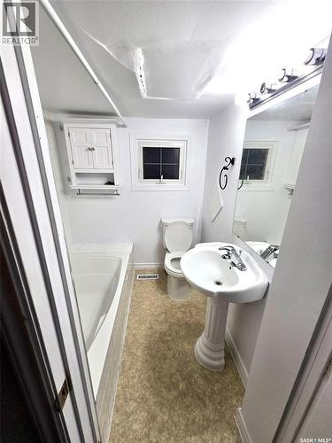 217 L Avenue N, Saskatoon, SK - Indoor Photo Showing Bathroom