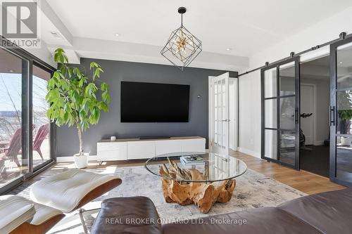 868 Danforth Place, Burlington, ON - Indoor Photo Showing Living Room