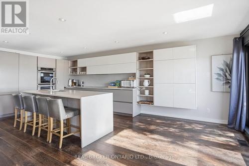 868 Danforth Place, Burlington, ON - Indoor Photo Showing Kitchen With Upgraded Kitchen