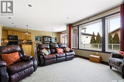2451 Linner Bay, Regina, SK - Indoor Photo Showing Living Room