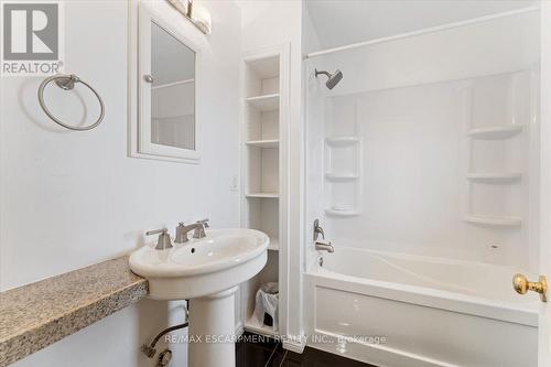370 Paling Avenue, Hamilton, ON - Indoor Photo Showing Bathroom