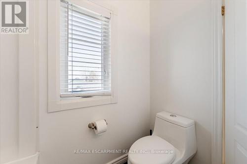 370 Paling Avenue, Hamilton, ON - Indoor Photo Showing Bathroom