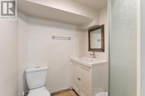370 Paling Avenue, Hamilton, ON - Indoor Photo Showing Bathroom