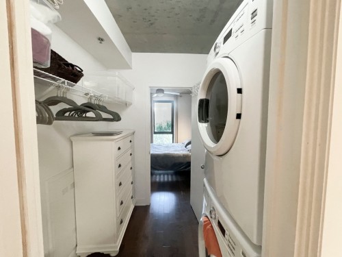 Closet - 562-1414 Rue Chomedey, Montréal (Ville-Marie), QC - Indoor Photo Showing Laundry Room