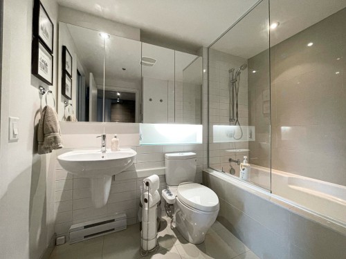 Bathroom - 562-1414 Rue Chomedey, Montréal (Ville-Marie), QC - Indoor Photo Showing Bathroom