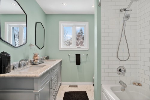 Salle de bains attenante à la CCP - 1745 Rue Socrate, Brossard, QC - Indoor Photo Showing Bathroom