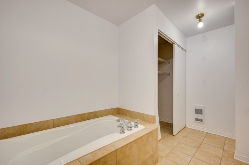 Salle de bains - 11397 Rue Maisonneuve, Mirabel, QC - Indoor Photo Showing Bathroom