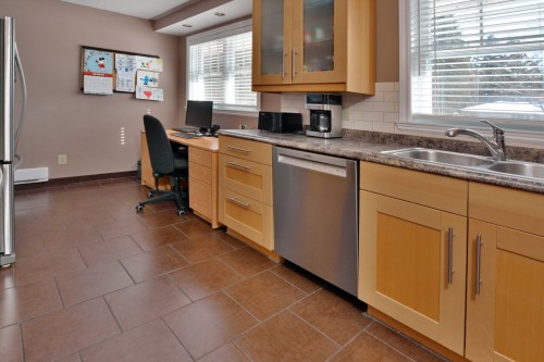 Cuisine - 693 Rue Victoria, Baie-D'Urfé, QC - Indoor Photo Showing Kitchen With Double Sink