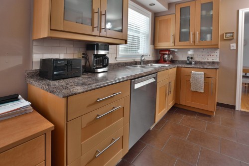 Cuisine - 693 Rue Victoria, Baie-D'Urfé, QC - Indoor Photo Showing Kitchen With Double Sink