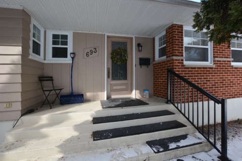 Façade - 693 Rue Victoria, Baie-D'Urfé, QC - Outdoor With Exterior