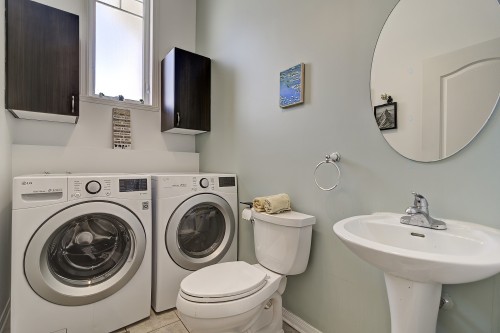 Powder room - 8 Rue De La Seine, Candiac, QC - Indoor Photo Showing Laundry Room