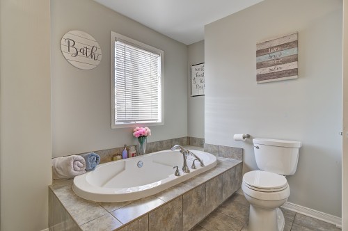 Bathroom - 8 Rue De La Seine, Candiac, QC - Indoor Photo Showing Bathroom