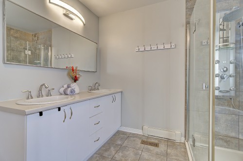 Bathroom - 8 Rue De La Seine, Candiac, QC - Indoor Photo Showing Bathroom