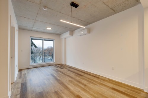 Living Room - 402-1620 Boul. De La Côte-Vertu, Montréal (Saint-Laurent), QC - Indoor Photo Showing Other Room