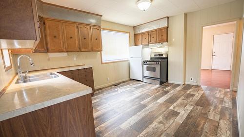 608 4Th Avenue, Kimberley, BC - Indoor Photo Showing Kitchen With Double Sink