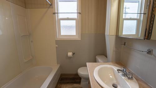 608 4Th Avenue, Kimberley, BC - Indoor Photo Showing Bathroom