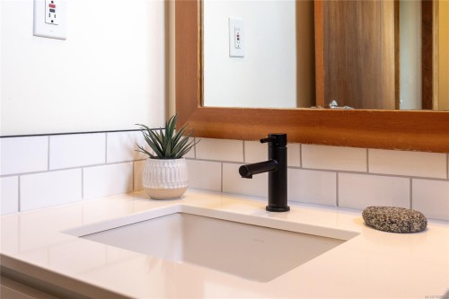 #3-1002 Peninsula Rd, Ucluelet, BC - Indoor Photo Showing Bathroom