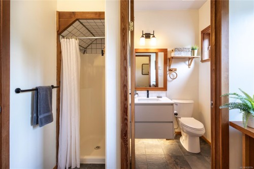 #3-1002 Peninsula Rd, Ucluelet, BC - Indoor Photo Showing Bathroom