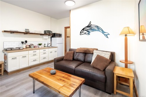 #3-1002 Peninsula Rd, Ucluelet, BC - Indoor Photo Showing Kitchen