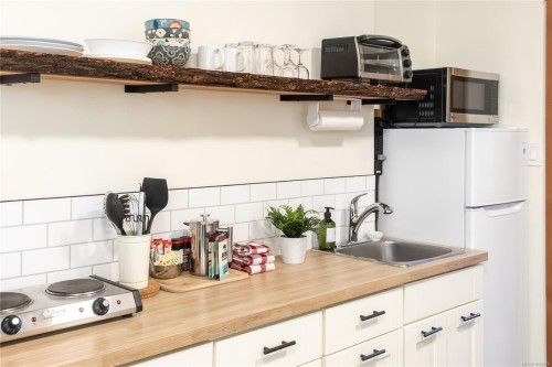 #3-1002 Peninsula Rd, Ucluelet, BC - Indoor Photo Showing Kitchen