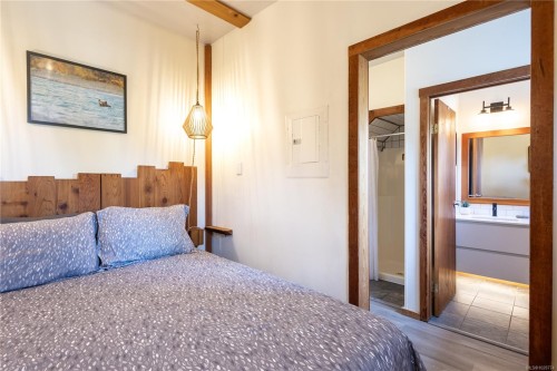 #3-1002 Peninsula Rd, Ucluelet, BC - Indoor Photo Showing Bedroom