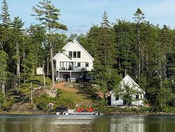 22 Western Point Lane East Hants, NS B0N 1Z0