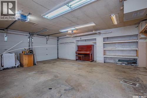 1410 Argyle Avenue, Saskatoon, SK - Indoor Photo Showing Garage