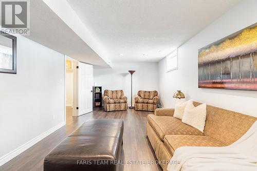 5 Bailey Crescent, Tiny, ON - Indoor Photo Showing Living Room