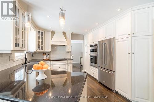 5 Bailey Crescent, Tiny, ON - Indoor Photo Showing Kitchen With Upgraded Kitchen