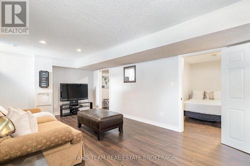 5 Bailey Crescent, Tiny, ON - Indoor Photo Showing Living Room