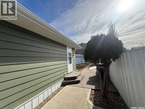 302 3Rd Avenue E, Assiniboia, SK - Outdoor