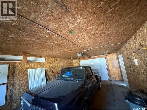 302 3Rd Avenue E, Assiniboia, SK - Indoor Photo Showing Garage