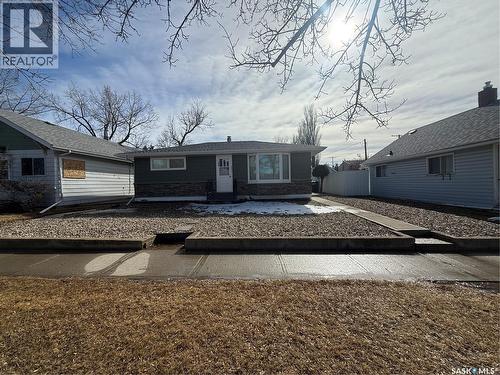 302 3Rd Avenue E, Assiniboia, SK - Outdoor