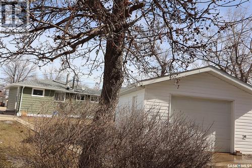 302 3Rd Avenue E, Assiniboia, SK - Outdoor