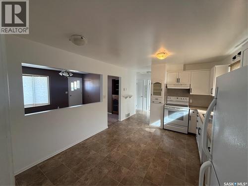 302 3Rd Avenue E, Assiniboia, SK - Indoor Photo Showing Kitchen