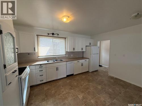 302 3Rd Avenue E, Assiniboia, SK - Indoor Photo Showing Kitchen With Double Sink