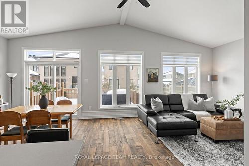 337 Sugar Pine Crescent, Ottawa, ON - Indoor Photo Showing Living Room